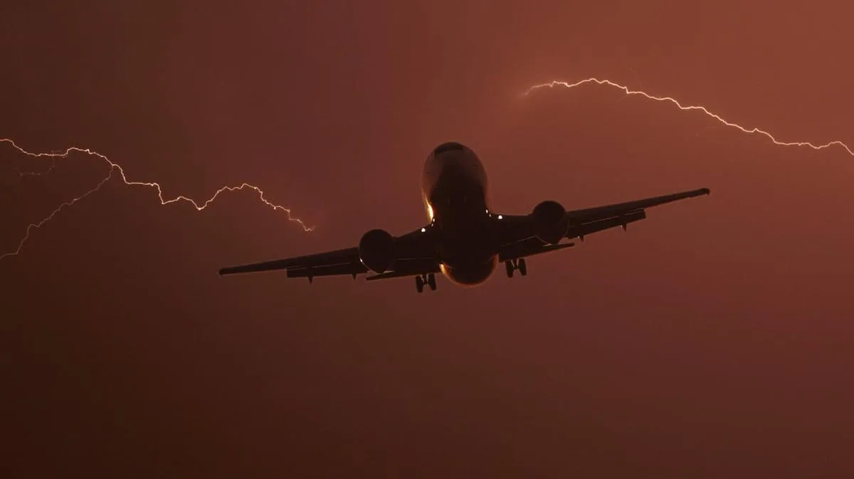 Flying in a Storm: Passengers' Fear and the Reality of Dangers
