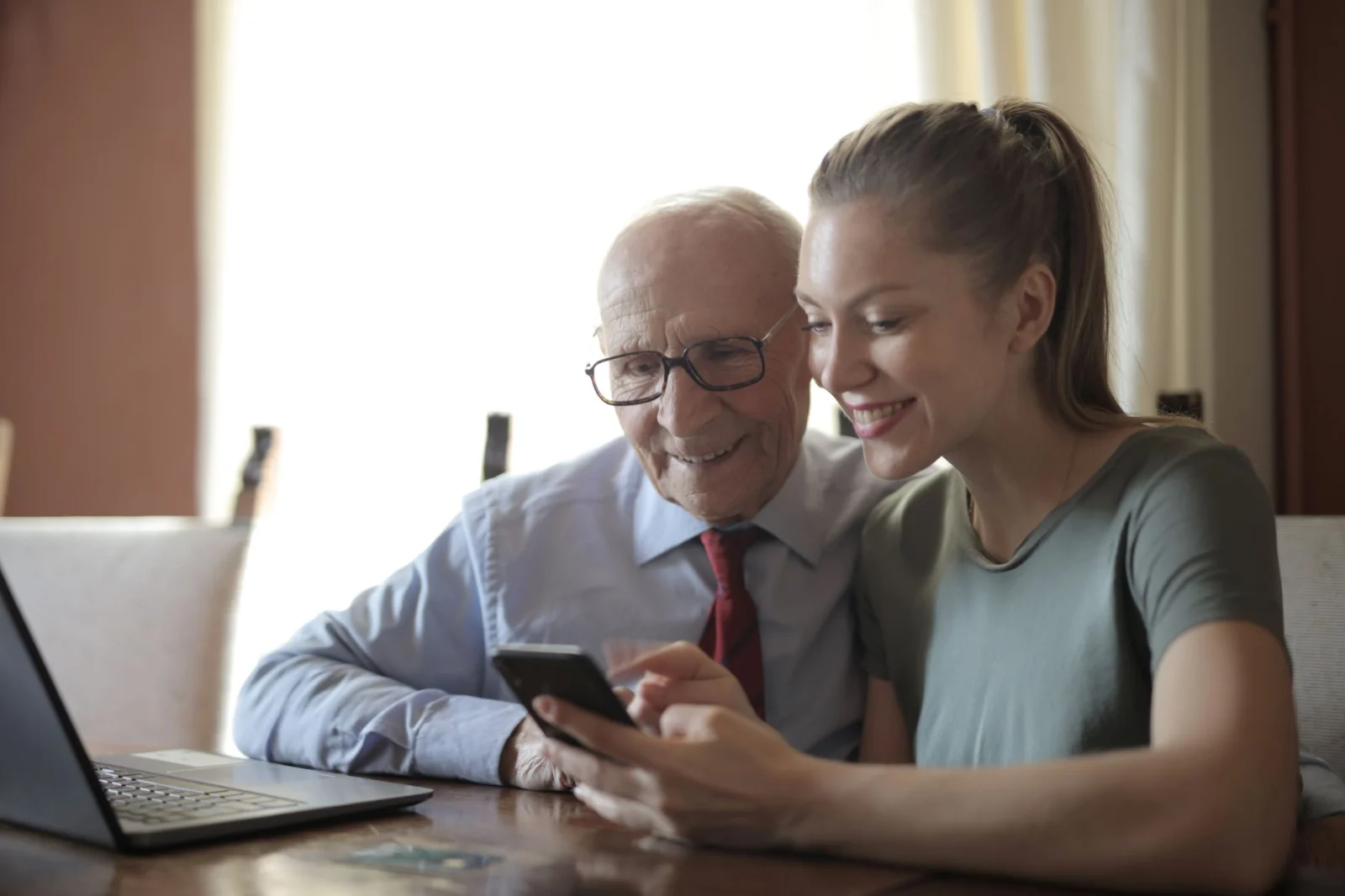 Free Smartphone Training for Seniors by Youth: A Unique Initiative