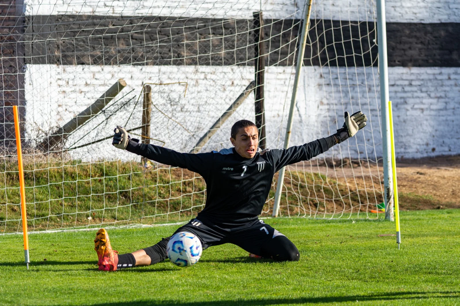 The Champion Goalkeeper's Presence in Hanover: Is a New Surprise on the Way?