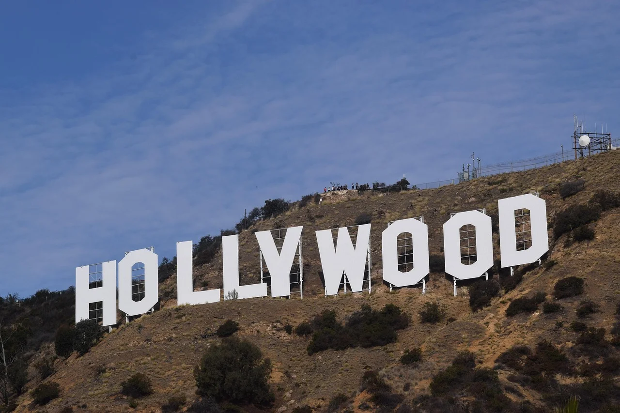 Power Struggle in Hollywood: Paramount Halts Warner Acquisition!
