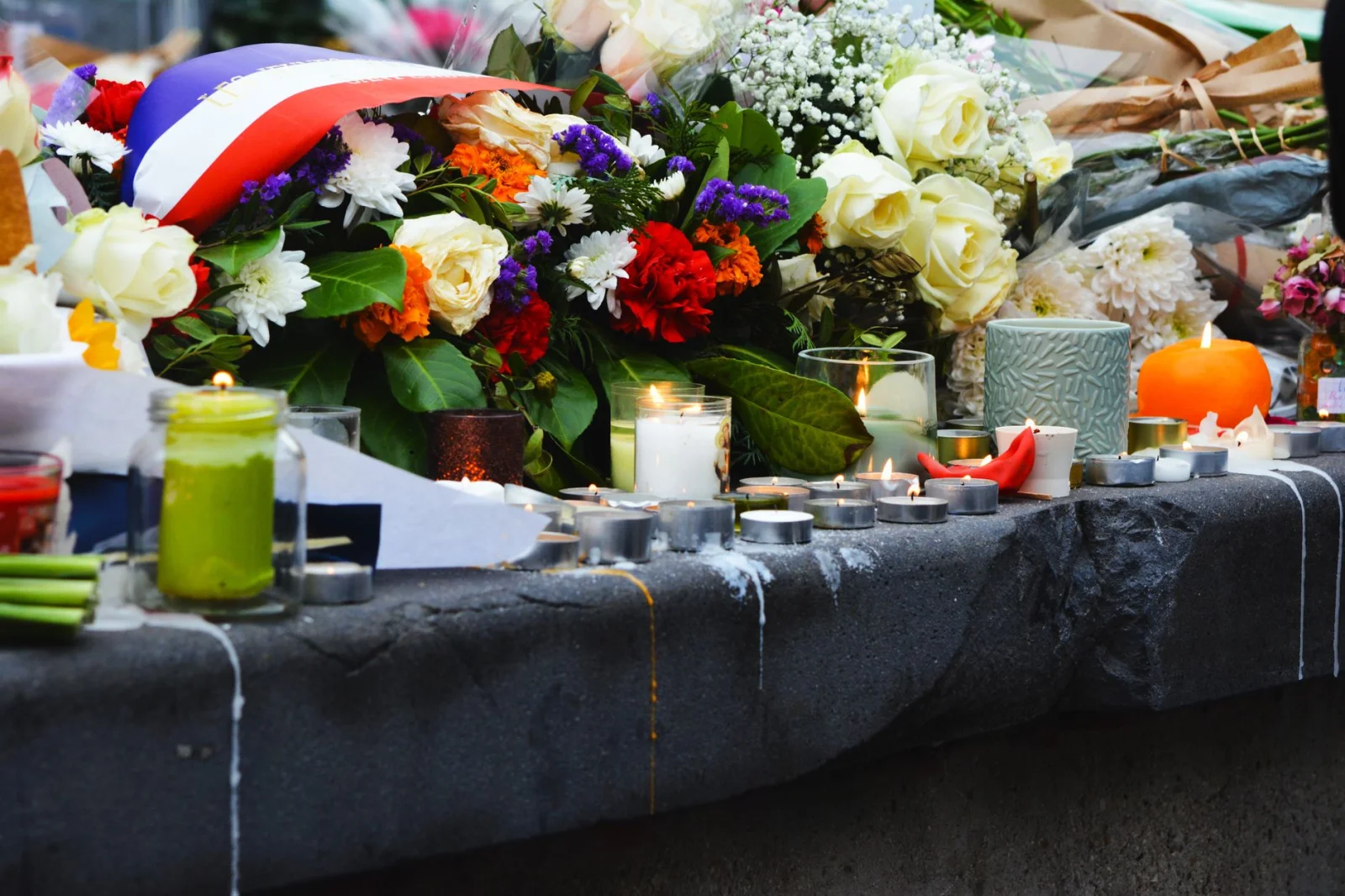 Flames at the Memorial Service: An Elderly Man Who Lost His Life While Trying to Light a Candle