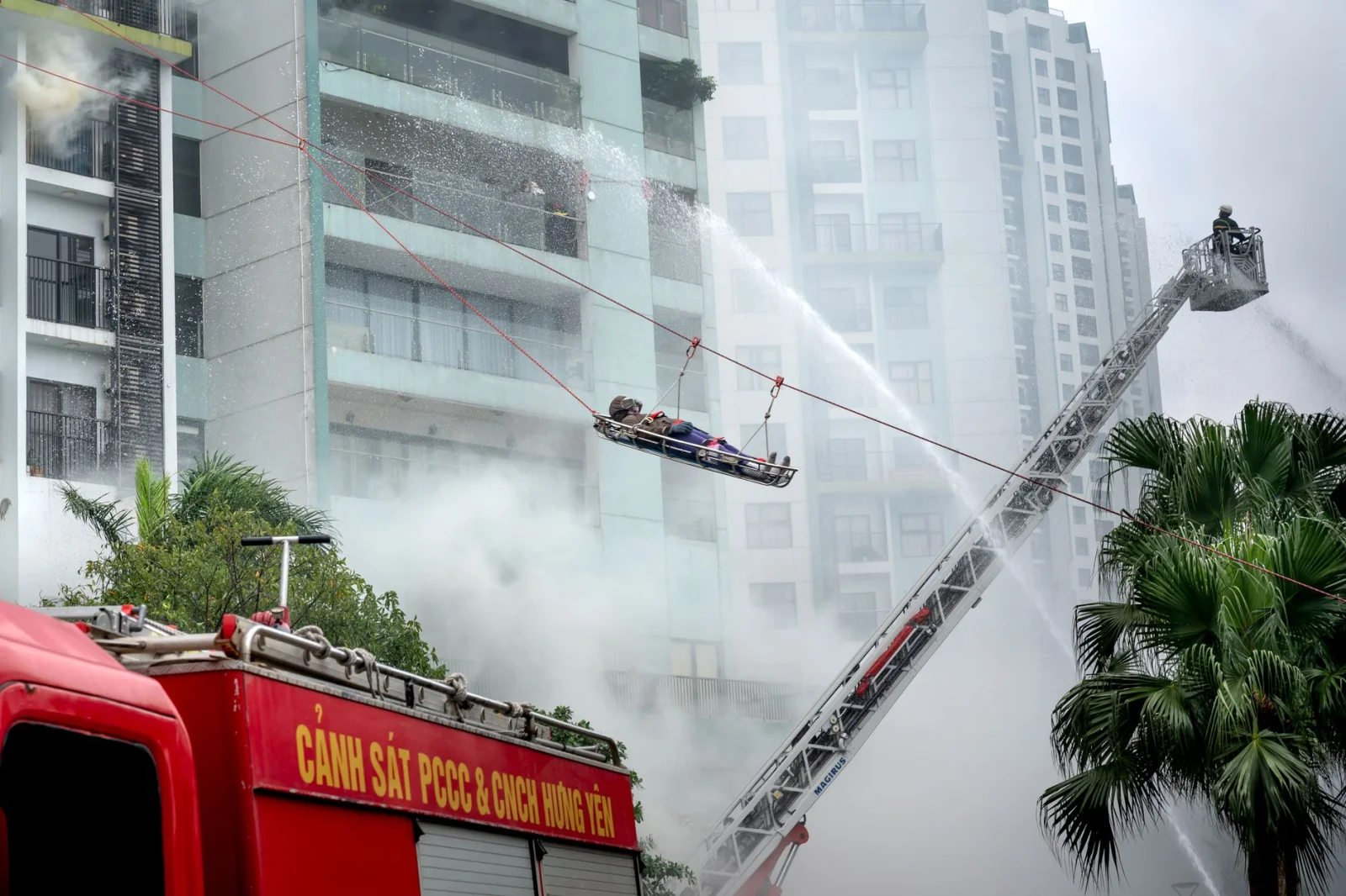 Miraculous Rescue at 240 Meters: Two Window Cleaners in Danger