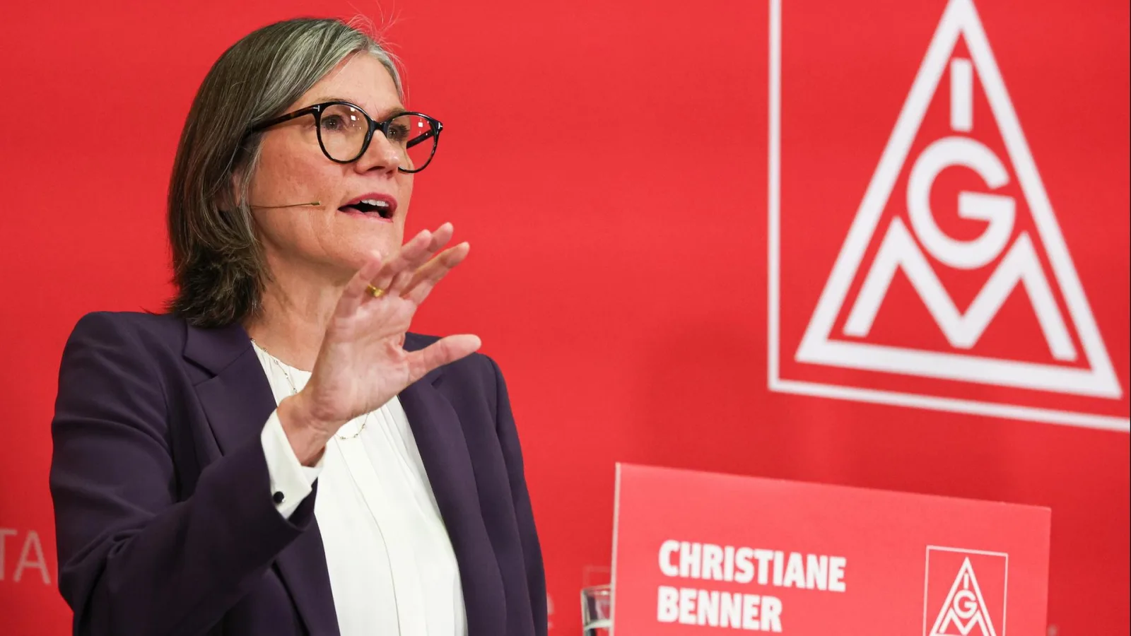 Controversial Reform Plans: Praise and Criticism Amid Duality