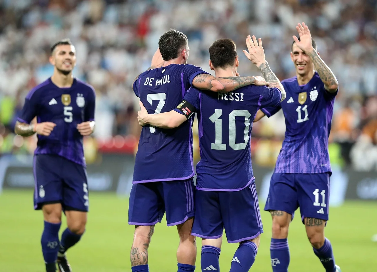 Argentina advanced to the next stage with Martínez's goal