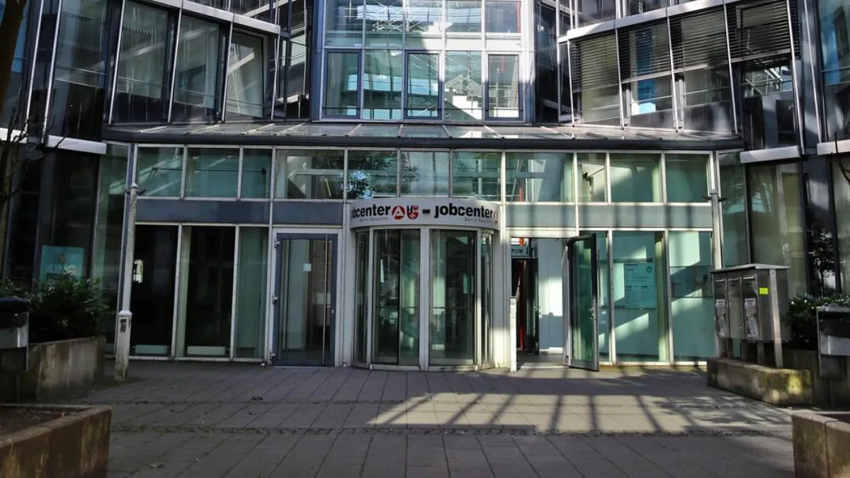 The Travel of 27 Recipients of Social Assistance in Neukölln