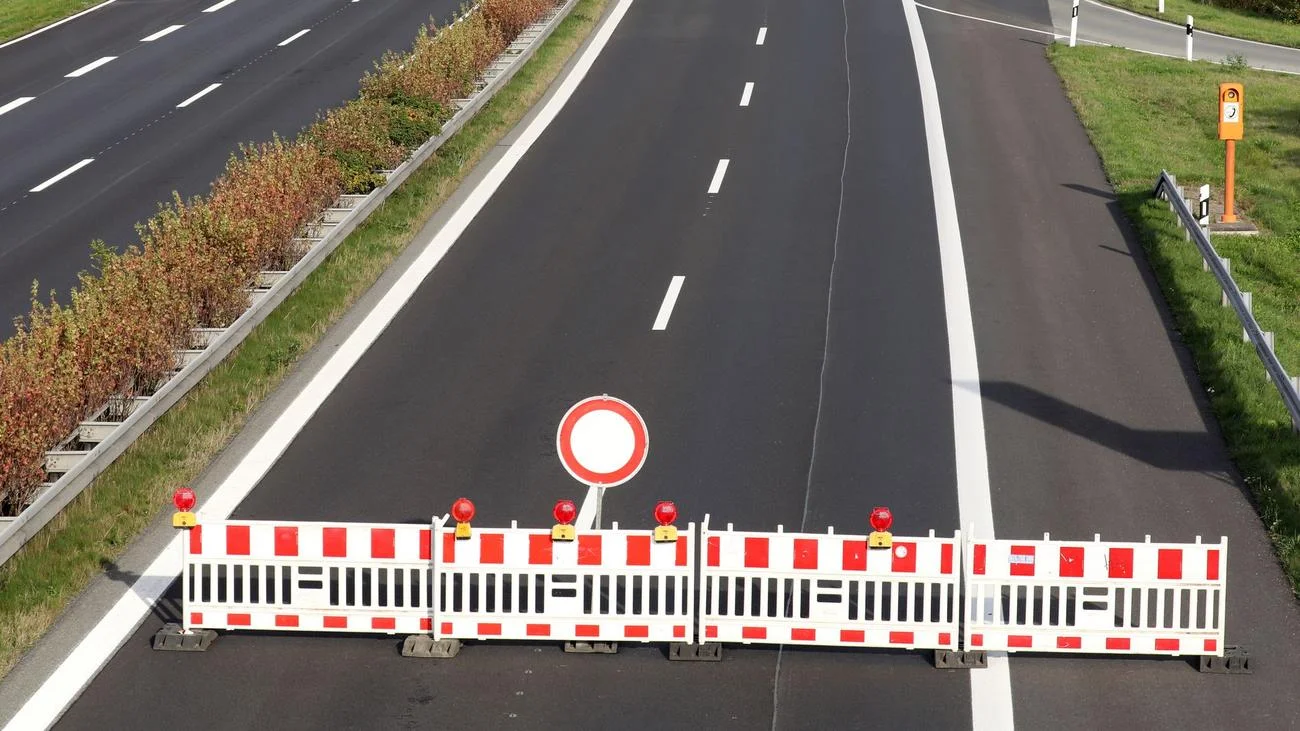 Heavy Traffic on the Highways of Cologne and Hamm; A Challenging Weekend Awaits Drivers
