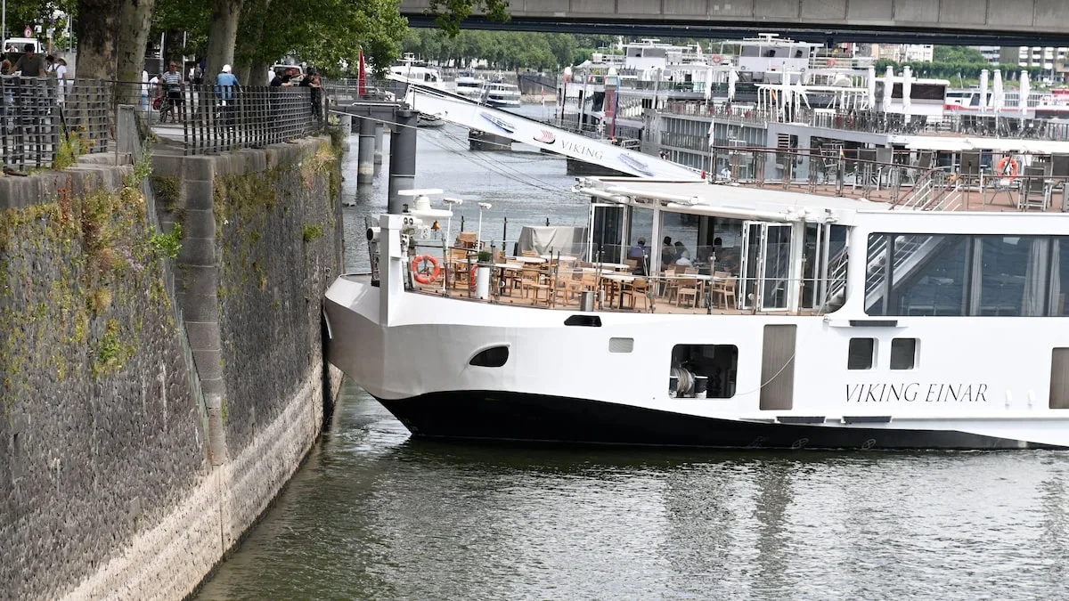Cruise in Water Trap: A Leisure Ship Stranded in the Rhine!