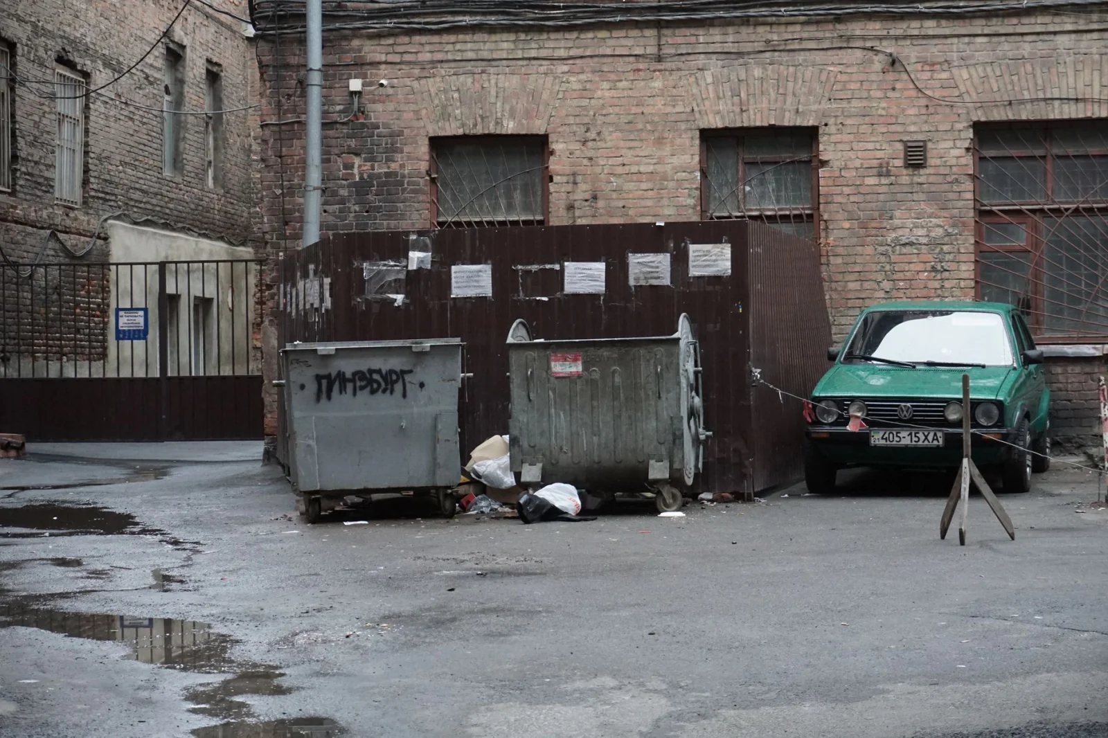 Stunning Oversight of Trash in Shwan Market: Are Citizens Ignoring the Rules?