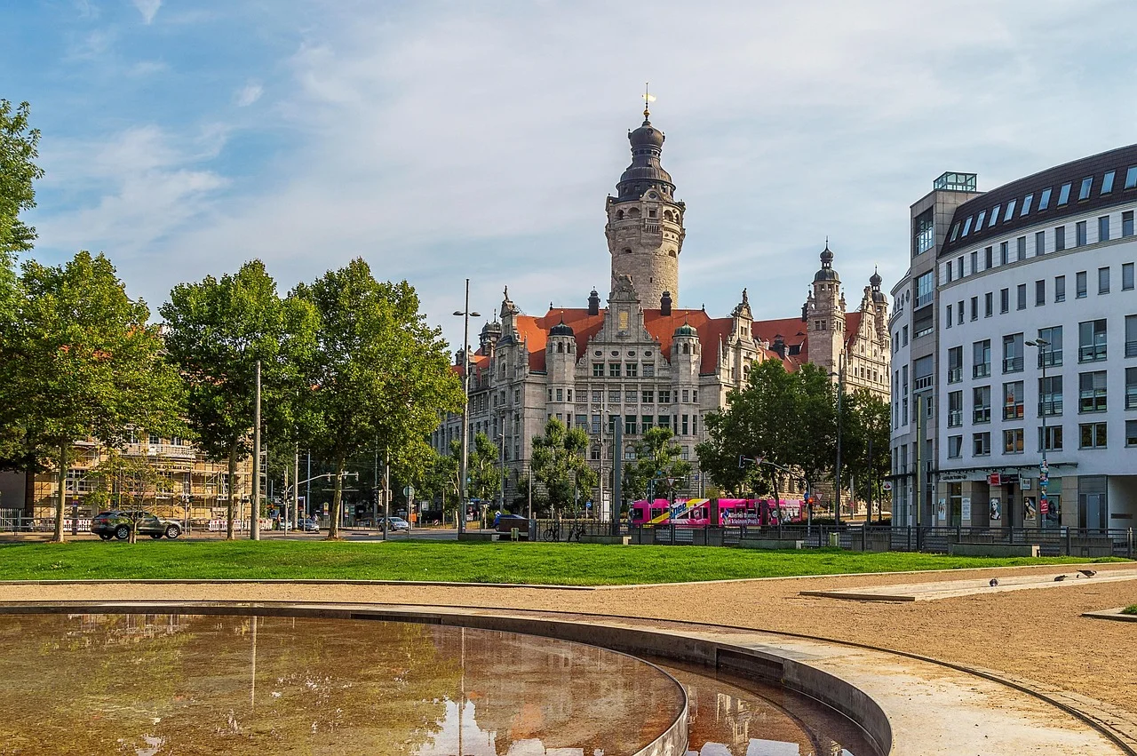 Opening of the new town hall in Kirchheim: Did this building receive a warm welcome from the public?