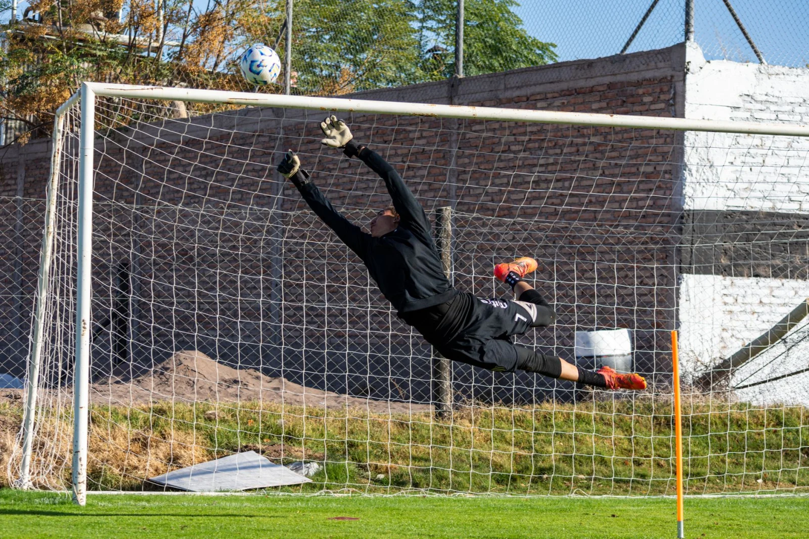 Stunning Brilliance in Goal: The Kapword Goalkeeper Deceived Lautaro Martínez with a Bold Move!