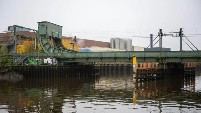 Incident Repeats: Cargo Ship Collides Again with Oldenburg Railway Bridge