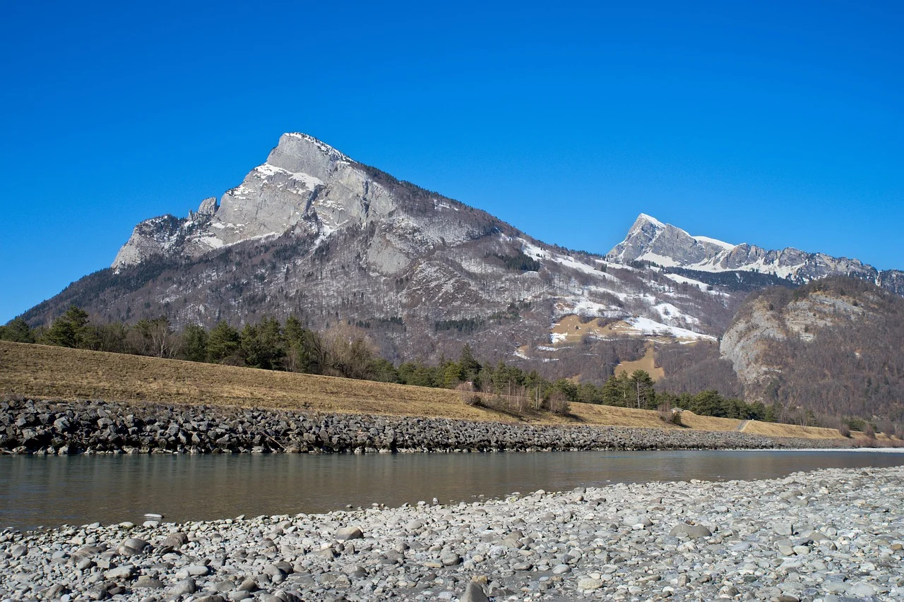 Drowning Risk in the Rhine: Water Levels Have Reached Their Lowest Point