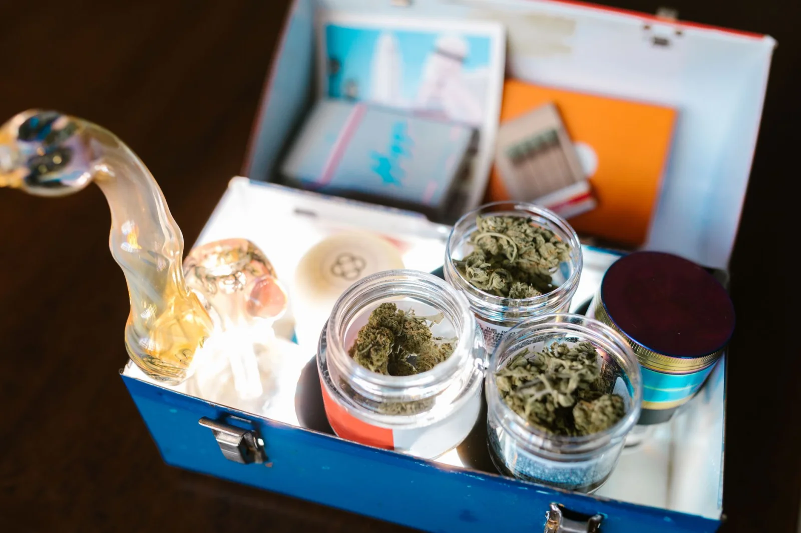 Surprise in Aurich: Discovery of €38,000 Worth of Cannabis Products from Vending Machines