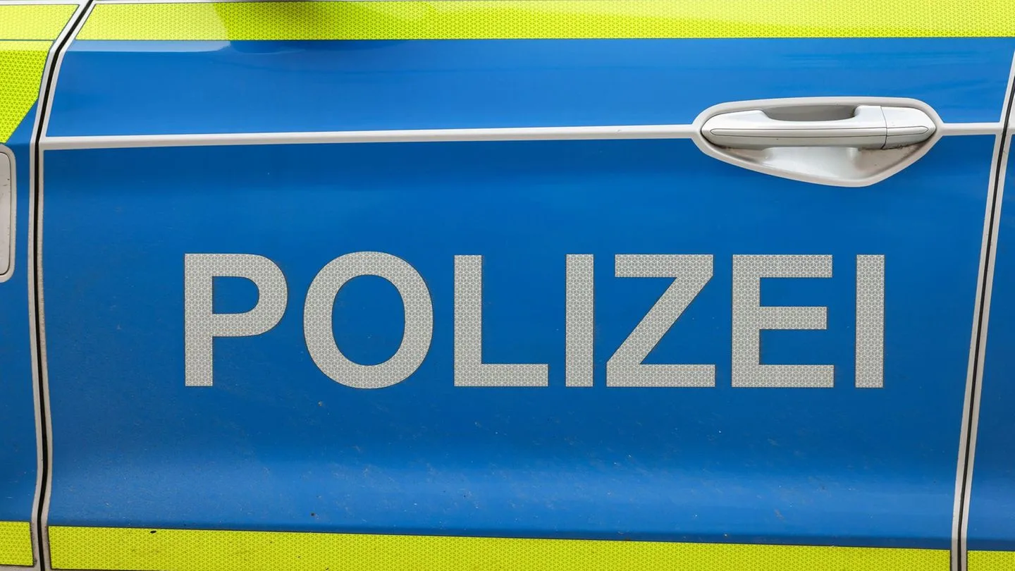 Daylight Robbery: Man with a Knife Robs Beverage Store
