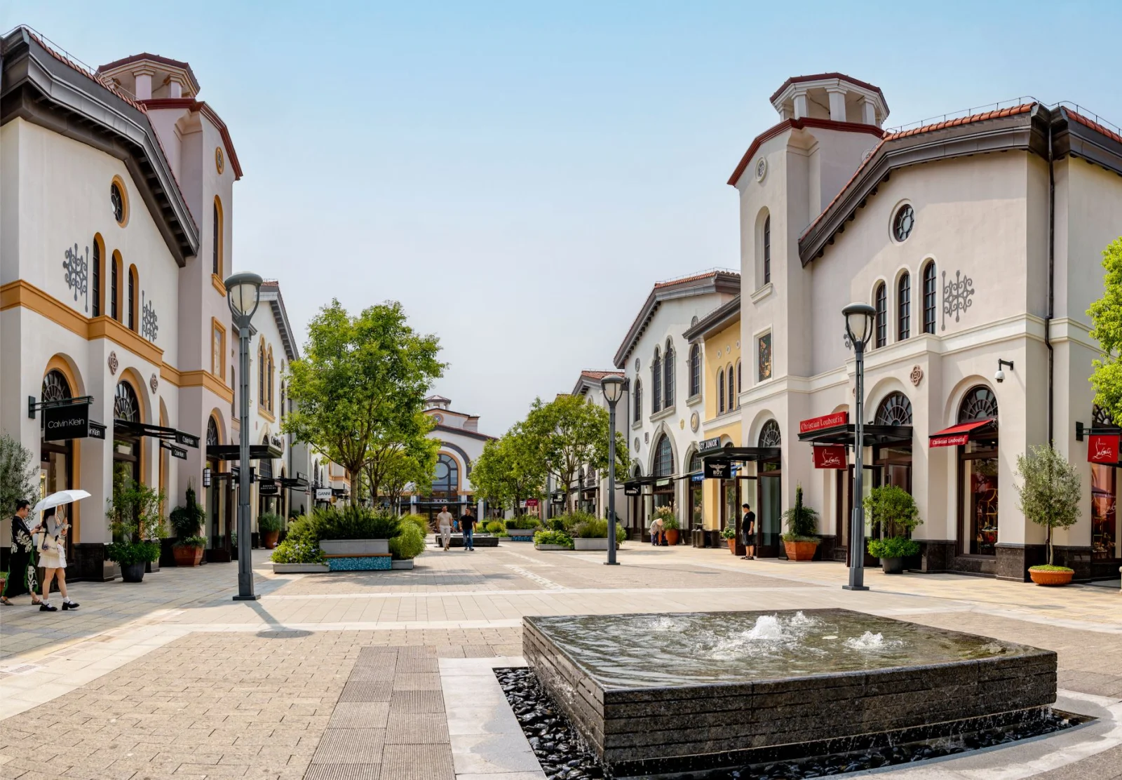 Why do tourists go shopping at this mall?