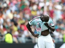 Lukaku's Emotional Moment After a Crucial Goal: Remembering His Father on the Field