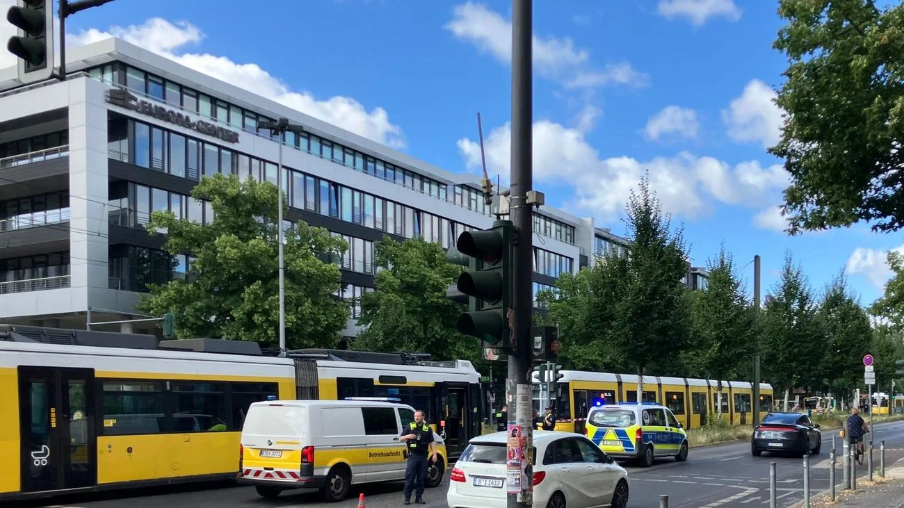 Dangerous Accident: Cyclist Severely Injured in Adlershof
