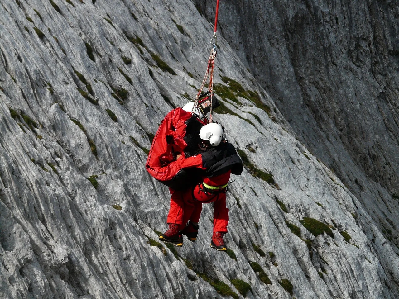 More Dangerous than the Mountain: Rescuers Trapped by Tourists' Lack of Planning!