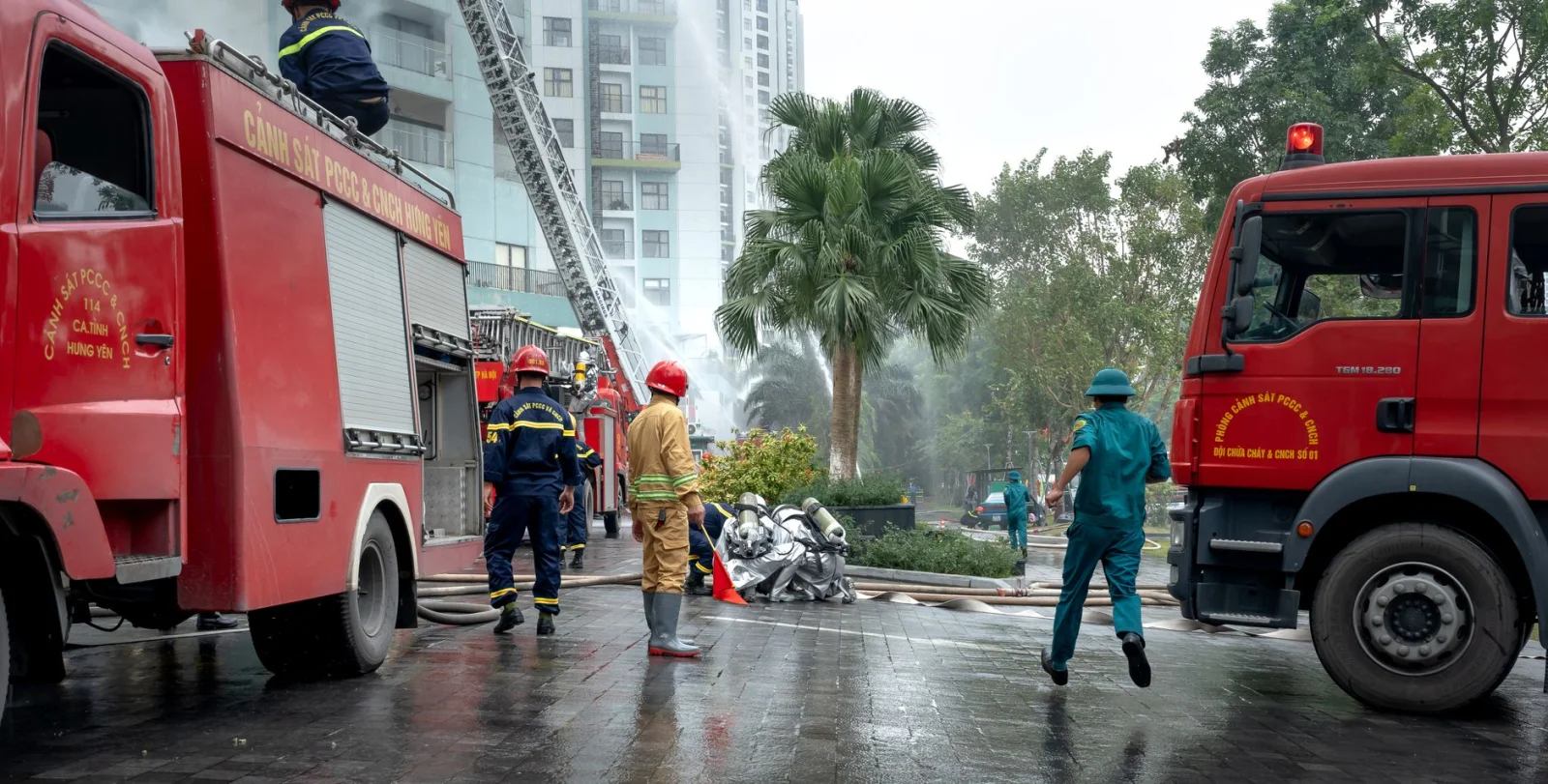 Fire in Power Storage: Three Firefighters Injured